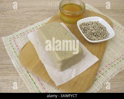 Halva fatta in casa con semi di girasole e miele Foto Stock