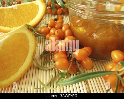 Marmellata con frutti di bosco e arance Foto Stock