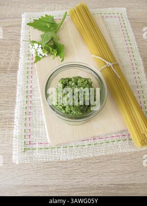 Pesto di rucola all'aglio e pasta fatti in casa Foto Stock