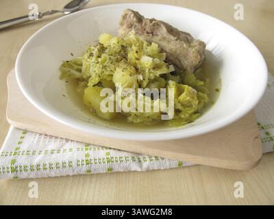 Stufato di cavolo Savoy con costolette Foto Stock