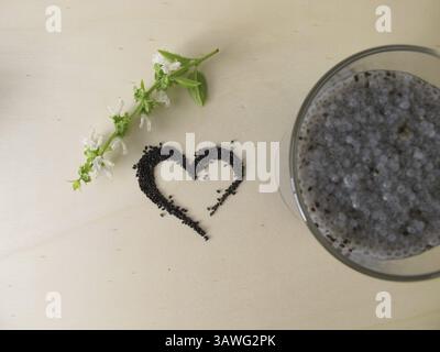 Un cuore di semi di basilico e un bicchiere di gel di semi di basilico Foto Stock