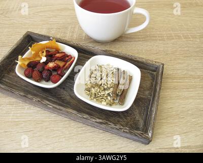 Ingredienti per un tè alla frutta con frutta secca, scorza d'arancia e liquirizia Foto Stock