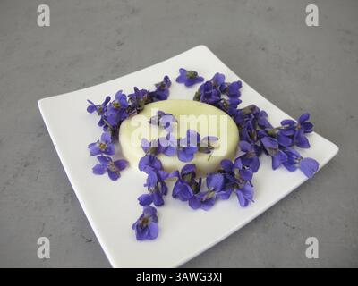 Sapone fatto in casa con viola e fragranza viola Foto Stock