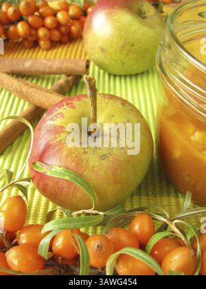 Frutta spalmata con spinoso marino, mela e cannella Foto Stock