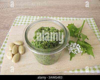 Pesto alle erbe selvatiche con rucola all'aglio fatto in casa e mandorle Foto Stock
