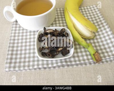 Banana Peel Tea, una tazza di tè a base di bucce di banana organiche essiccate Foto Stock
