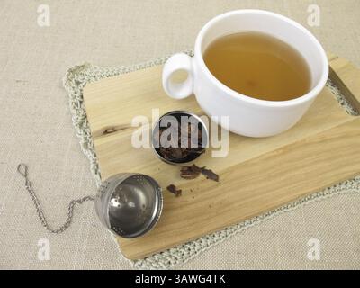 Una tazza di tè al cacao a base di gusci di cacao tostato Foto Stock