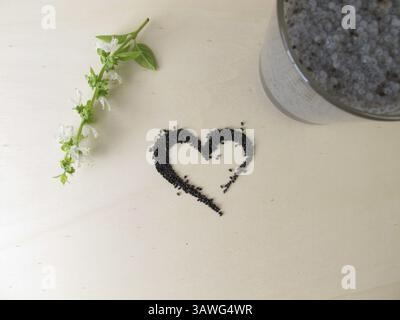 Un cuore di semi di basilico e un bicchiere di gel di semi di basilico Foto Stock