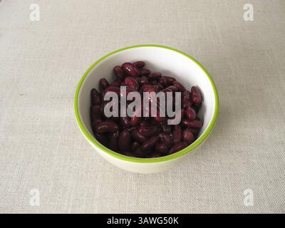 Fagioli rossi cotti in un recipiente Foto Stock