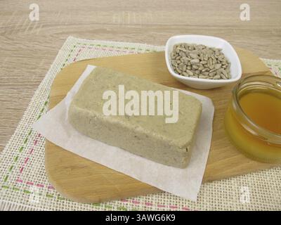 Halva fatta in casa con semi di girasole e miele Foto Stock
