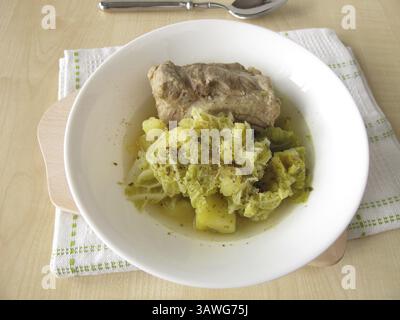 Stufato di cavolo Savoy con costolette Foto Stock