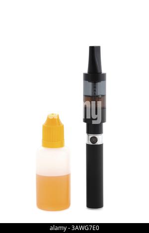 Sigaretta elettronica nera con liquido in bottiglia sigaretta elettronica nera con liquido in bottiglia Foto Stock