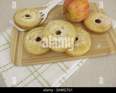 Ciambelle alle mele cotte al forno Foto Stock