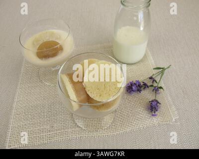 Latte freddo con cubetti di ghiaccio al cocco e caffè Foto Stock