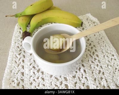 Tè a buccia di banana, tè a base di banane biologiche e bucce di banana Foto Stock