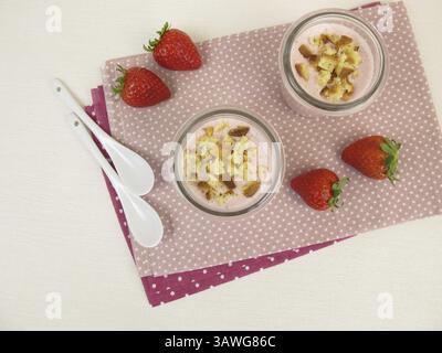 Frullato con cheesecake alla fragola e briciole Foto Stock