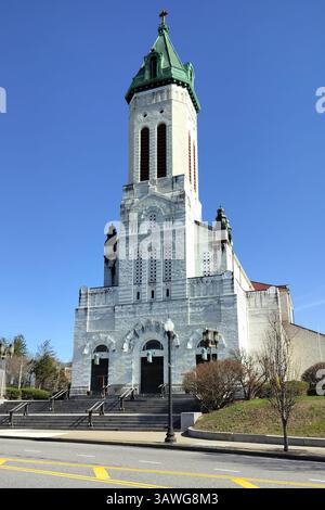 Notre Dame Church of St. John Paul II Parish, chiesa storica su Main Street, Southbridge, Massachusetts, USA Foto Stock