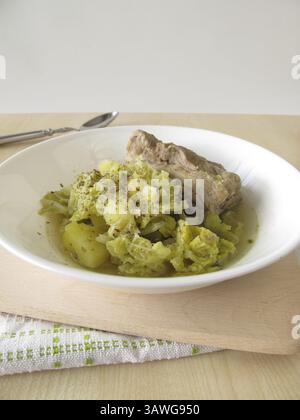 Stufato di cavolo Savoy con costolette Foto Stock