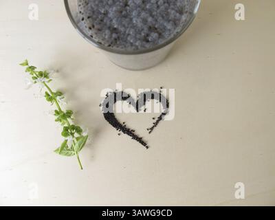 Un cuore di semi di basilico e un bicchiere di gel di semi di basilico Foto Stock