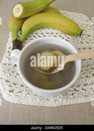 Tè a buccia di banana, tè a base di banane biologiche e bucce di banana Foto Stock