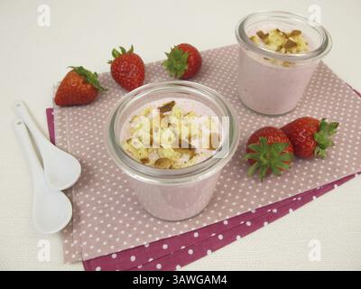 Frullato con cheesecake alla fragola e briciole Foto Stock