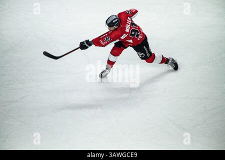 COLONIA, GERMANIA - 19 APRILE 2025: Moritz Muller - la partita di hockey DEL KOELNER HAIE - EISBAEREN BERLIN alla Lanxess Arena. Per uso editoriale su Foto Stock