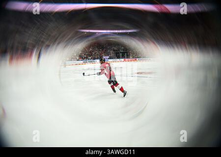 COLONIA, GERMANIA - 19 APRILE 2025: Maximilian Glotzl - la partita di hockey DEL KOELNER HAIE - EISBAEREN BERLIN alla Lanxess Arena. Per noi editoriali Foto Stock
