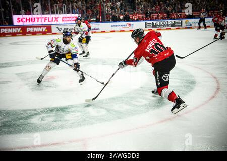COLONIA, GERMANIA - 19 APRILE 2025: Justin Schutz - la partita di hockey DEL KOELNER HAIE - EISBAEREN BERLIN alla Lanxess Arena. Per uso editoriale su Foto Stock