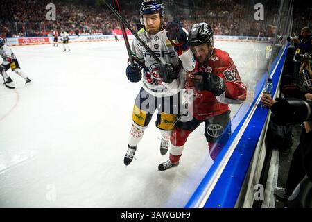 COLONIA, GERMANIA - 19 APRILE 2025: Parker Tuomie - la partita di hockey DEL KOELNER HAIE - EISBAEREN BERLIN alla Lanxess Arena. Per uso editoriale su Foto Stock