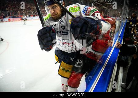 COLONIA, GERMANIA - 19 APRILE 2025: Parker Tuomie - la partita di hockey DEL KOELNER HAIE - EISBAEREN BERLIN alla Lanxess Arena. Per uso editoriale su Foto Stock