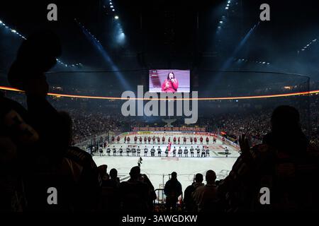 COLONIA, GERMANIA - 19 APRILE 2025: Supporto dei tifosi e coro - la partita di hockey DEL KOELNER HAIE - EISBAEREN BERLIN alla Lanxess Arena. Per editori Foto Stock