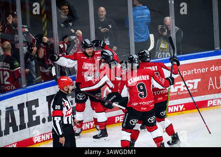 COLONIA, GERMANIA - 19 APRILE 2025: Parker Tuomie - la partita di hockey DEL KOELNER HAIE - EISBAEREN BERLIN alla Lanxess Arena. Per uso editoriale su Foto Stock