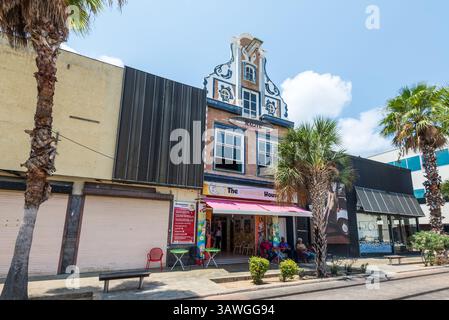 Oranjestad, Aruba - 11 aprile 2024: Vista diurna della strada di Oranjestad, che mette in evidenza il caffè e i negozi di Aruba. Foto Stock