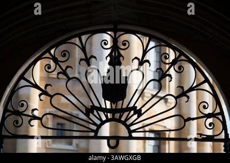 Griglia in ferro battuto nell'intima porta d'ingresso tra due dei monumenti storici più importanti di Oxford: La Bodleian Library e Radcliiffe Square. La Bodleian Library, la principale biblioteca di ricerca dell'Università di Oxford, è una delle più antiche biblioteche d'Europa. Con oltre 12 milioni di oggetti, è la seconda biblioteca più grande in Gran Bretagna dopo la British Library. Radcliffe Square, con la famosa Radcliffe camera al centro, vista qui. Questo è affiancato dai collegi All Souls e Brasenose, nonché dalla chiesa di Santa Maria. Foto Stock