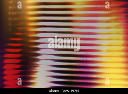 Un design astratto presenta linee orizzontali di vari colori, dal rosso al giallo, creando un effetto unico. Questo disegno utilizza la fusione dei colori. Foto Stock