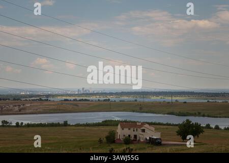 4 luglio 2016 - Florida, Stati Uniti - LOREN ELLIOTT | Times . Lo skyline di Denver è visibile in lontananza lunedì 4 luglio 2016. Se viaggi verso il Rocky Mountain National Park dalla Florida, Denver è il punto di partenza più facile da raggiungere. Da lì, è a circa un'ora e mezza di auto dagli ingressi di Estes Park e R.M.N.P. e l'aeroporto internazionale offre una miriade di opzioni di noleggio auto. (Immagine di credito: © Loren Elliott/Tampa Bay Times via ZUMA Wire) Foto Stock