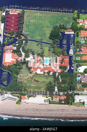 12 luglio 2016 - Palm Beach, Florida, Stati Uniti - la storica tenuta Mar-a-Lago di Palm Beach è visibile dall'alto. Costruita tra il 1924 e il 1927 dalla socialite americana Marjorie Merriweather Post, la tenuta con 126 camere è ora di proprietà del candidato presidenziale americano Donald Trump. È la sede del Mar-a-Lago Club ed è iscritto nel Registro Nazionale dei luoghi storici. (Immagine di credito: © Scott Keeler/Tampa Bay Times tramite ZUMA Wire) Foto Stock