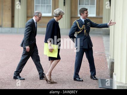 13 luglio 2016 - Londra, GRAN BRETAGNA - Theresa May viene mostrata dalla cavalleria della regina, il comandante Sam Fletcher, mentre arriva con suo marito Philip May, parte, a Buckingham Palace, Londra, mercoledì, 13 luglio 2016, dove avrà un'udienza con la regina Elisabetta II per accettare formalmente la posizione di primo ministro britannico. In precedenza David Cameron si dimise dal posto durante il suo incontro con la regina. (Immagine di credito: © Prensa Internacional via cavo ZUMA) Foto Stock