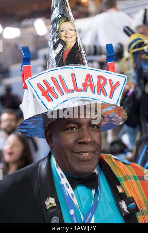 28 luglio 2016 - Filadelfia, Pennsylvania, STATI UNITI - Un delegato che indossa un cappello personalizzato Hillary Rodham Clinton sul pavimento prima dell'inizio dell'ultimo giorno della Convention Nazionale Democratica al Wells Fargo Center il 28 luglio 2016 a Filadelfia, Pennsylvania. (Immagine di credito: © Richard Ellis via ZUMA Wire) Foto Stock