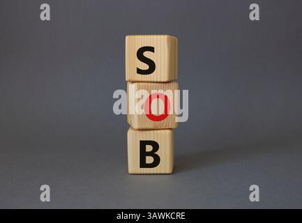 SOB - simbolo respiro corto. Cubi di legno con parole SOB. Splendido sfondo grigio. Concetto medico e SOB. Copia spazio. Foto Stock