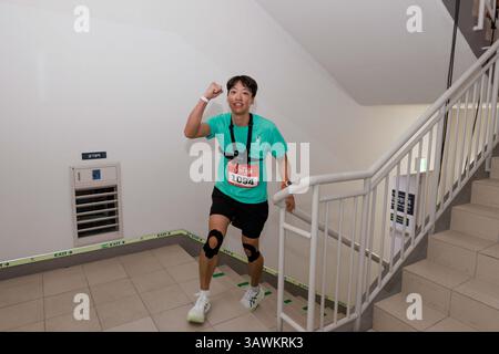 Seoul, Corea del Sud. 20 aprile 2025. Un concorrente partecipa alla Lotte World Tower Vertical Marathon 2025 a Seoul, Corea del Sud, 20 aprile 2025. Crediti: Park Jintaek/Xinhua/Alamy Live News Foto Stock