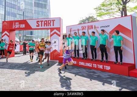 Seoul, Corea del Sud. 20 aprile 2025. I concorrenti partecipano alla Lotte World Tower Vertical Marathon 2025 a Seoul, Corea del Sud, 20 aprile 2025. Crediti: Park Jintaek/Xinhua/Alamy Live News Foto Stock