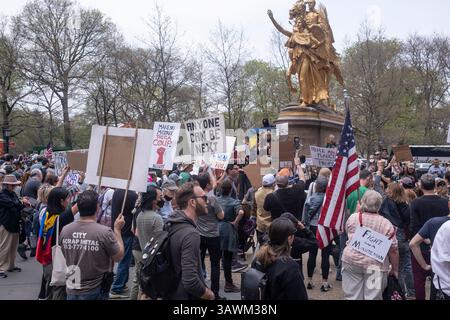 New York, Stati Uniti. 19 aprile 2025. La gente ha partecipato a una manifestazione sui gradini della Biblioteca sulla Fifth Avenue e ha marciato verso la Grand Army Plaza come parte di una giornata nazionale di protesta contro le politiche dell'amministrazione Trump. Il tema era "la nostra città, la nostra lotta. Proteggere i migranti, proteggere il pianeta". La protesta si tenne prima della giornata della Terra. (Foto di Lev Radin/Pacific Press) credito: Pacific Press Media Production Corp./Alamy Live News Foto Stock