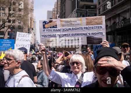New York, New York, Stati Uniti. 19 aprile 2025. La gente ha partecipato a una manifestazione sui gradini della Biblioteca sulla Fifth Avenue e ha marciato verso la Grand Army Plaza come parte di una giornata nazionale di protesta contro le politiche dell'amministrazione Trump. Il tema era "la nostra città, la nostra lotta. Proteggere i migranti, proteggere il pianeta". La protesta si tenne prima della giornata della Terra. (Credit Image: © Lev Radin/Pacific Press via ZUMA Press Wire) SOLO PER USO EDITORIALE! Non per USO commerciale! Foto Stock