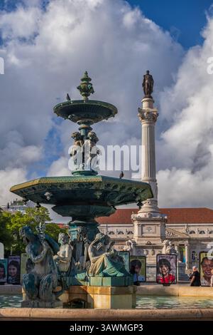 Piazza Rossio nella città di Lisbona, Portogallo. Fontana Sud e colonna del Dom Pedro IV Foto Stock