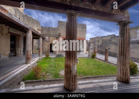 Cortile della villa romana tra le rovine di Ercolano, una città romana distrutta dall'eruzione del Vesuvio nel 79 d.C. Foto Stock