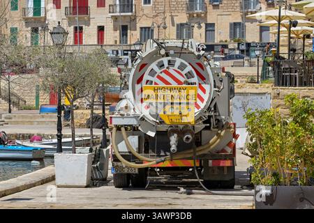St Julian's, Malta - 2 agosto 2023: Vista posteriore di una petroliera industriale parcheggiata sul lungomare di St Julian's.. Foto Stock