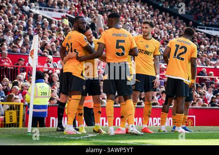 Manchester, Regno Unito. 20 aprile 2025. Il centrocampista dei Wolverhampton Wanderers Pablo Sarabia (21) segna un GOL di 0-1 e celebra il centrocampista dei Wolverhampton Wanderers Marshall Munetsi (5) durante la partita Manchester United FC contro Wolverhampton Wanderers FC English Premier League all'Old Trafford, Manchester, Inghilterra, Regno Unito il 20 aprile 2025 Credit: Phil Duncan/Every Second Media Credit: Every Second Media/Alamy Live News Foto Stock