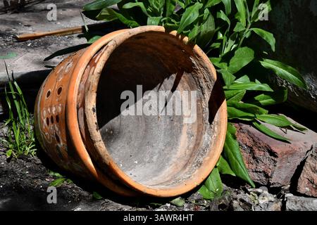 Piccole pentole di argilla rotte lungo la strada Foto Stock