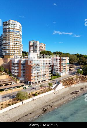 Splendida vista aerea costiera di Dehesa de Campoamor sulla Costa Blanca, Spagna. Appartamenti moderni, vista sul Mar Mediterraneo, giorno di sole Foto Stock